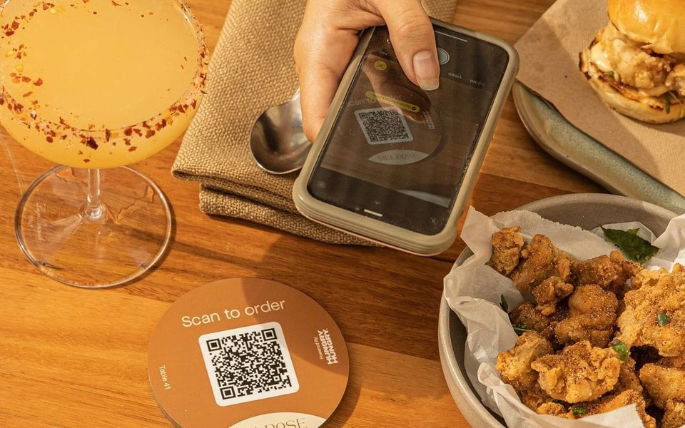 Personas disfrutando de la experiencia gastronómica con OrderMe: Pedido personalizado y simplificado con código QR.